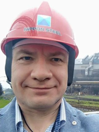 Алексей Баранов на Гембе — в каске на металлургическом производстве